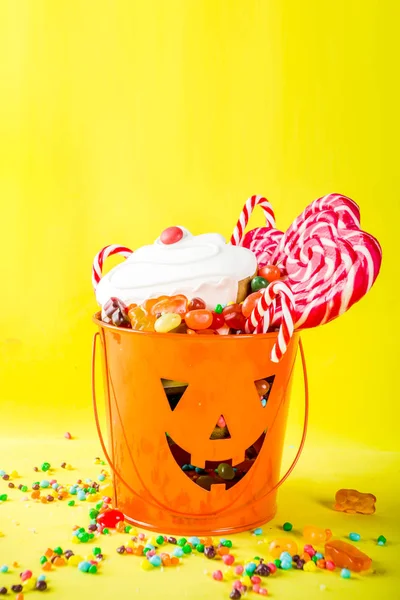 Conceito Doces Halloween Balde Forma Uma Abóbora Festiva Cheia Doces — Fotografia de Stock