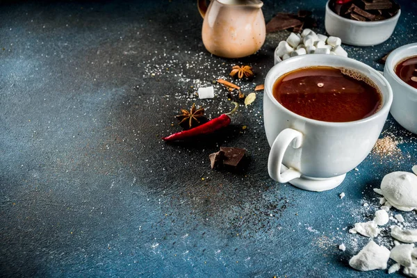 Copos Chocolate Quente Pedaços Quebrados Chocolate Açúcar Marshmallow Pimentas Vermelhas — Fotografia de Stock