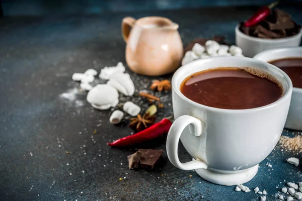 Hot Κύπελλα Σοκολάτας Σπασμένα Κομμάτια Σοκολάτα Ζάχαρη Marshmallow Κόκκινες Πιπεριές — Φωτογραφία Αρχείου
