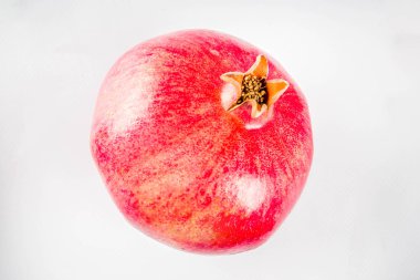 Taze çiğ sulu bütün ve kırık nar beyaz arka planda, üstten görünüm flatlay yaratıcı düzeni