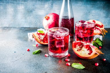 Sonbahar soğuk içecek fikirler, nar kokteyl, nane ve buz küpleri, koyu mavi arka plan kopya alanı köpüklü su