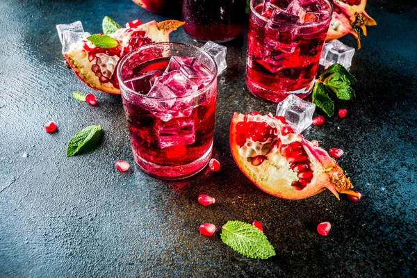 Koude Drank Ideeën Granaatappel Cocktail Bruisend Water Met Munt Ijsblokjes — Stockfoto