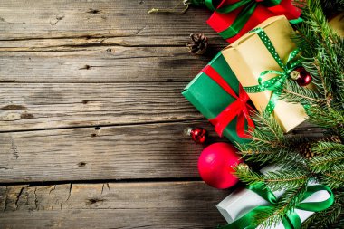 Noel süslemeleri ve renkli hediye kutuları ahşap tahta üzerinde Festival arka plan