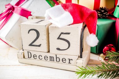 Noel süslemeleri ve renkli hediye kutuları ahşap tahta üzerinde Festival arka plan