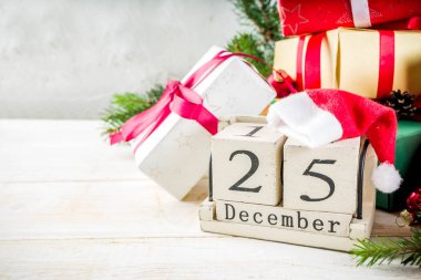 Noel süslemeleri ve renkli hediye kutuları ahşap tahta üzerinde Festival arka plan