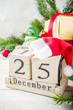 Noel süslemeleri ve renkli hediye kutuları ahşap tahta üzerinde Festival arka plan