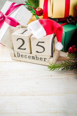 Noel süslemeleri ve renkli hediye kutuları ahşap tahta üzerinde Festival arka plan