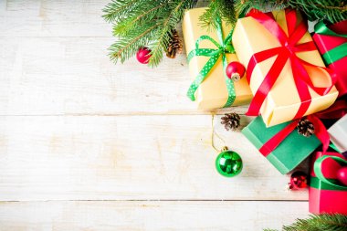 Noel süslemeleri ve renkli hediye kutuları ahşap tahta üzerinde Festival arka plan