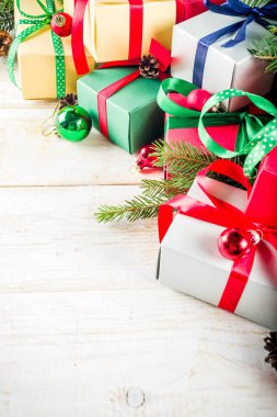 Noel süslemeleri ve renkli hediye kutuları ahşap tahta üzerinde Festival arka plan