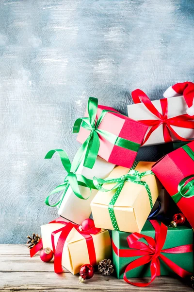 Natal Fundo Festivo Com Decorações Caixas Presente Coloridas Placa Madeira — Fotografia de Stock
