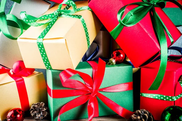 Kerstmis Feestelijke Achtergrond Met Versieringen Kleurrijke Geschenkdozen Houten Bord — Stockfoto