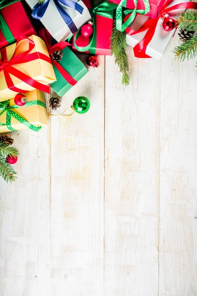 クリスマス装飾と木の板にカラフルなギフト ボックスで祭りの背景 — ストック写真