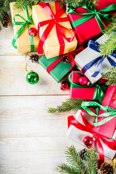 Kerstmis Feestelijke Achtergrond Met Versieringen Kleurrijke Geschenkdozen Houten Bord — Stockfoto