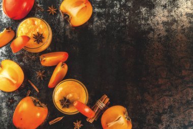 Trabzon hurması meyve yüzlü tarçın ve anason yıldız, karanlık paslı arka plan kopya alanı Üstten Görünüm