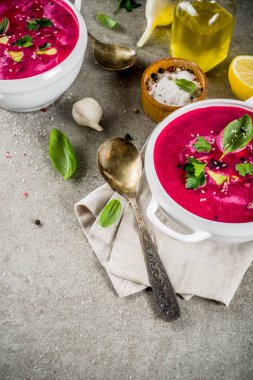Vegan gıda, limon, avokado ve taze otlar kopya alanı üstten görünüm ile yaz soğuk pancar gazpacho çorbası