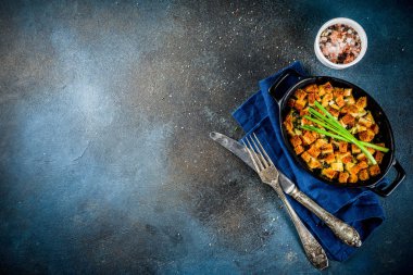 Geleneksel Şükran günü, Noel pişirme pan, koyu mavi beton arka plan üstten görünüm kopya alanı doldurma