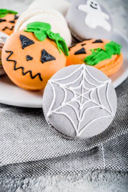 Cadılar Bayramı ziyafetleri için yaratıcı fikir, komik makarna kurabiyeleri dekore edilmiş örümcek ağı, hayalet, balkabağı canavarı