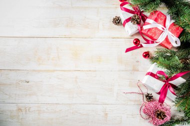 Noel ile yılbaşı arka plan mevcut hediye kutusu ve dekorasyon, köknar ağacı dalları, klasik beyaz ahşap arka plan kopya alanı
