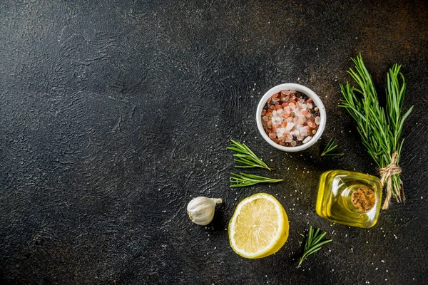 Gıda maddeleri arka plan yemek. Baharat, sarımsak, otlar, zeytin yağı. paslı siyah taş tablo. Kopya alanı yukarıdaki