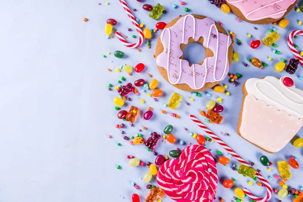 Tatlılar yaratıcı paralamak, lolipop, reçel, şeker, çerezleri çörek ve cupcakes, açık mavi renkli üstten görünüm kopya alanı ile tatlı kavramı