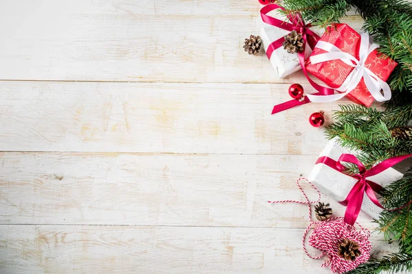 クリスマスとクリスマス背景贈答ボックスと装飾 モミの木の枝の古典的な白い木製の背景コピー スペース — ストック写真