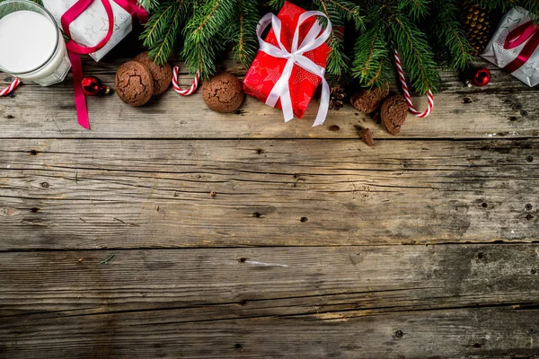 Noel arka plan dekorasyon, çikolata kurabiye ve hediye kutuları üzerinde ahşap arka plan üstten görünüm kopya alanı ile