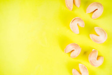 Çin kurabiyesinden tahmin parlak sarı arka plana üstten görünüm kopya alanı ile