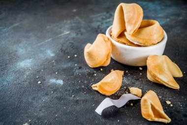 Çin kurabiyesinden tahmin üzerinde koyu mavi beton arka plan kopya alanı ile