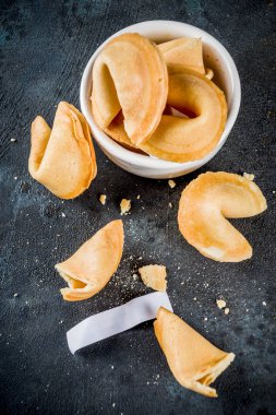 Çin kurabiyesinden tahmin üzerinde koyu mavi beton arka plan kopya alanı ile