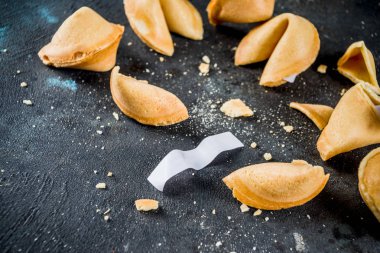 Çin kurabiyesinden tahmin üzerinde koyu mavi beton arka plan kopya alanı ile