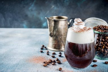 Sonbahar espresso içki fikirler, İrlandalı kahve krem şanti ve kakao, kokteyl BETON arka plan kopya alanı mavi