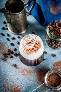 Sonbahar espresso içki fikirler, İrlandalı kahve krem şanti ve kakao, kokteyl BETON arka plan kopya alanı mavi