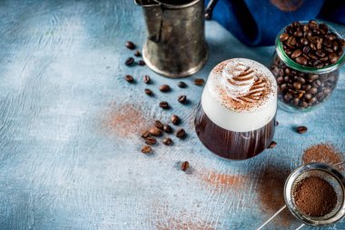 Sonbahar espresso içki fikirler, İrlandalı kahve krem şanti ve kakao, kokteyl BETON arka plan kopya alanı mavi