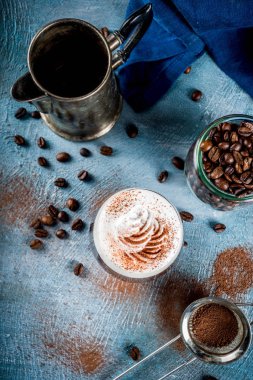 Sonbahar espresso içki fikirler, İrlandalı kahve krem şanti ve kakao, kokteyl BETON arka plan kopya alanı mavi