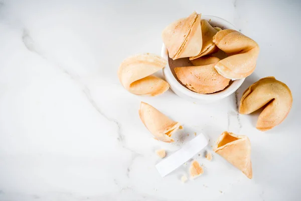 Galleta Fortuna China Con Predicción Espacio Copia Fondo Mármol Blanco — Foto de Stock