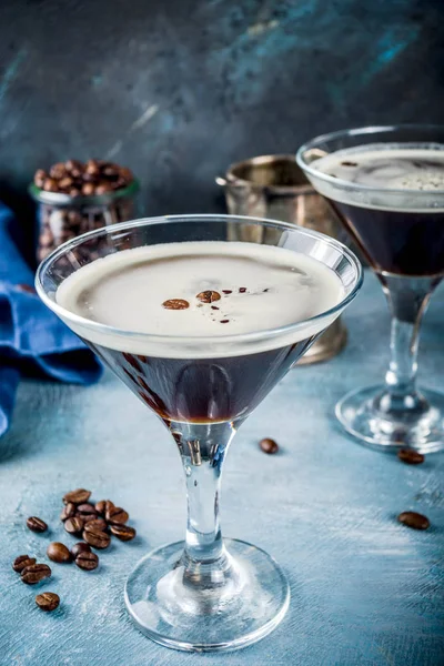 Καφέ Πίνετε Ιδέες Espresso Martini Κοκτέιλ Δύο Ποτήρια Μπλε Φόντο — Φωτογραφία Αρχείου