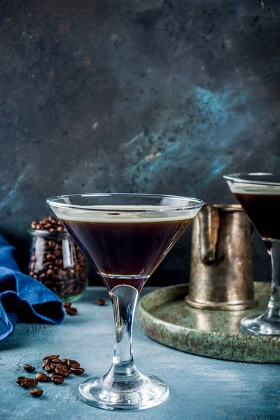 Kávét Inni Ötletek Espresso Martini Koktél Két Pohár Konkrét Kékre — Stock Fotó