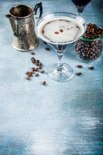 Καφέ Πίνετε Ιδέες Espresso Martini Κοκτέιλ Δύο Ποτήρια Μπλε Φόντο — Φωτογραφία Αρχείου