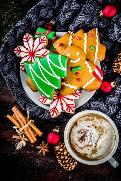 Traditionelle Weihnachtliche Süße Leckereien Bunte Zuckerglasierte Hausgemachte Lebkuchen Mit Weihnachtsbaum — Stockfoto