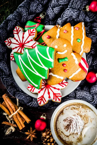 Traditionelle Weihnachtliche Süße Leckereien Bunte Zuckerglasierte Hausgemachte Lebkuchen Mit Weihnachtsbaum — Stockfoto