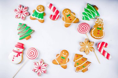 Beyaz zemin üzerinde çeşitli geleneksel renkli şeker kaplı zencefilli kurabiye, fotokopi alanı