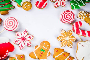 Beyaz zemin üzerinde çeşitli geleneksel renkli şeker kaplı zencefilli kurabiye, fotokopi alanı