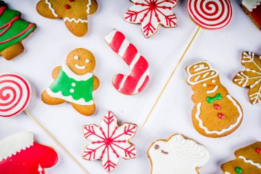 Beyaz zemin üzerinde çeşitli geleneksel renkli şeker kaplı zencefilli kurabiye, fotokopi alanı