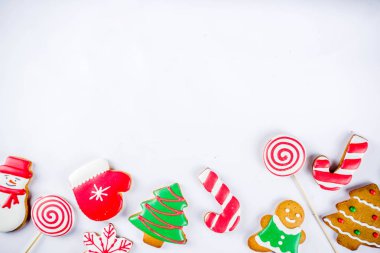 Beyaz zemin üzerinde çeşitli geleneksel renkli şeker kaplı zencefilli kurabiye, fotokopi alanı