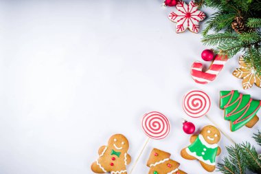 Çeşitli geleneksel renkli şeker Noel gingerbread çerezleri, beyaz arka plan üstten görünüm kopya alanı afiş xmas süslemeleri ile sırlı 
