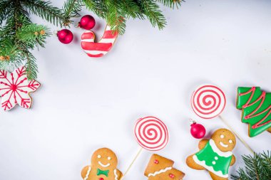 Çeşitli geleneksel renkli şeker Noel gingerbread çerezleri, beyaz arka plan üstten görünüm kopya alanı afiş xmas süslemeleri ile sırlı 
