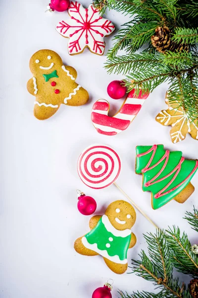 Různé Tradiční Barevné Cukrové Prosklené Vánoční Perníčky Bílém Pozadí Pohled — Stock fotografie