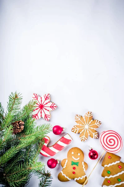 Vários Açúcar Colorido Tradicional Vitrificado Biscoitos Gengibre Natal Fundo Branco — Fotografia de Stock