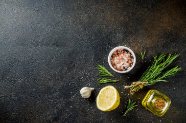 Gıda maddeleri arka plan yemek. Baharat, sarımsak, otlar, zeytin yağı. paslı siyah taş tablo. Kopya alanı yukarıdaki
