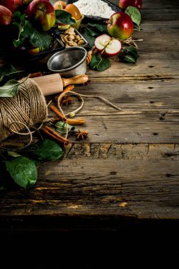 Yemek arka plan, elmalı turta Pişirme kavramı, taze kırmızı elma, tatlı baharatlar, şeker, un, oklava, mutfak eşyaları, ahşap arka plan kopya alanı pişirme yumurta, sonbahar